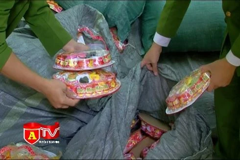 Vợ kinh doanh mứt không rõ nguồn gốc, chồng làm mì chính giả 