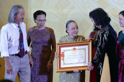 Quốc hội tiếp nhận ca khúc "Tiến quân ca" do gia đình nhạc sĩ Văn Cao hiến tặng