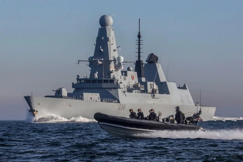 [ẢNH] Anh cảnh báo phản ứng cứng rắn khi tàu chở dầu bị tấn công ngoài khơi Yemen