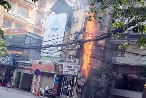 Chập cháy cột điện trên đường Trung Kính