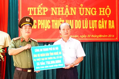 Công an Hà Nội đến với bà con vùng bị thiệt hại do thiên tai ở miền Trung