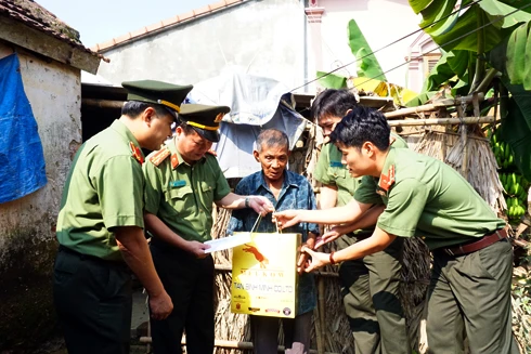 Nghĩa tình của Công an Hà Nội với bà con vùng lũ Hà Tĩnh ruột thịt