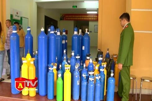 Thu giữ gần trăm bình khí cười không rõ nguồn gốc