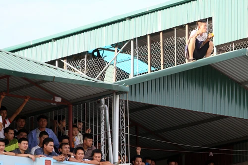 Người Thanh Hóa leo nóc nhà xem Công Phượng thi đấu