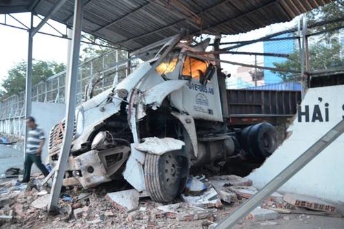 Container đâm thủng tường cảng Nhà Rồng - Khánh Hội, giao thông kẹt cứng