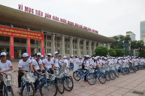 Đạp xe diễu hành, chào mừng 55 năm ngày thành lập ngành du lịch Việt Nam