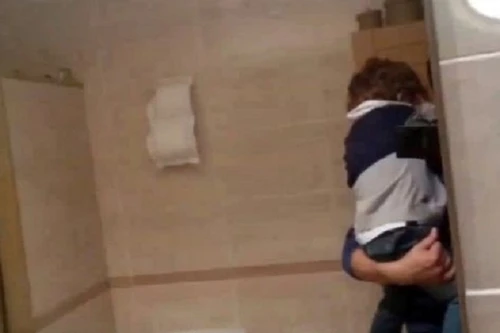 Mẹ nhốt con trai trong phòng tắm để đi chơi game cùng người tình