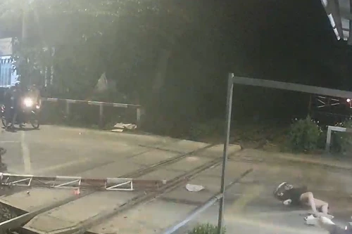 Nữ thanh niên lái xe máy tốc độ cao húc bay barie chắn tàu hỏa