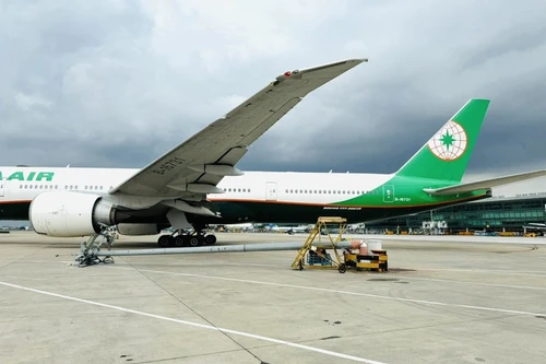 Máy bay Eva Air đâm đổ cột đèn không sử dụng dịch vụ dẫn đường bằng xe