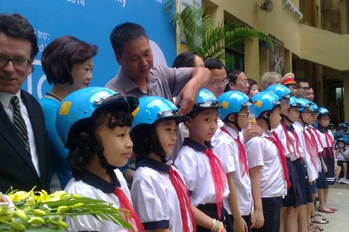 Trao tặng gần 2.000 mũ bảo hiểm cho học sinh