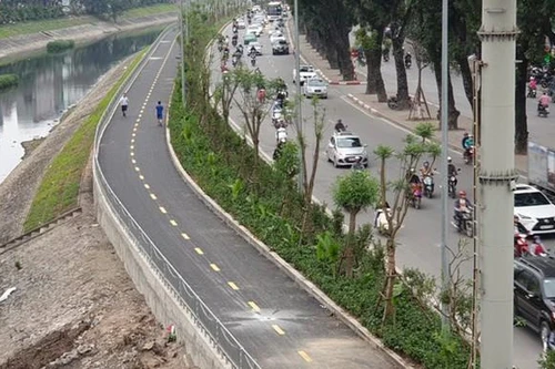 Kiến nghị tạm đóng tuyến đường dành riêng cho người đi bộ ven sông Tô Lịch