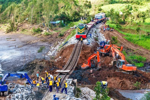 Chưa thể thông tàu đường sắt Bắc- Nam sau sự cố bão số 13 “cuốn” trôi nền trơ ray