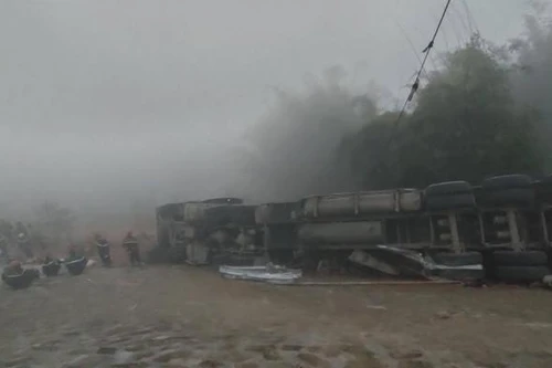 Xe đầu kéo lật nghiêng, nhiều giờ cứu hộ mới đưa được thi thể lái xe bị kẹt ra ngoài