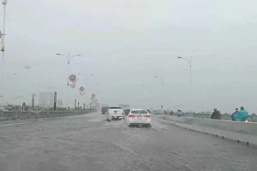 Yêu cầu làm rõ nguyên nhân và xử lý ngay tình trạng cầu Vĩnh Tuy 2 cứ mưa là ngập