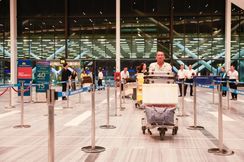 Nhà ga T3 Tân Sơn Nhất vừa khánh thành đã bị dột