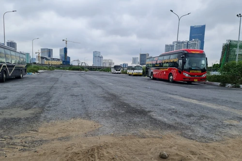 Nam Từ Liêm: Đường mở dở dang rồi bị "phân lô" để cho thuê, lập bến "cóc" xe khách