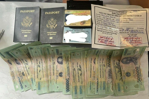 Khách nước ngoài đãng trí bỏ quên 50 triệu và giấy tờ tùy thân trên tàu 