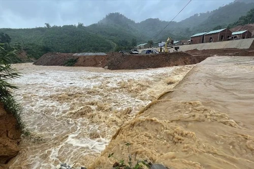 Bão số 5 (Conson) suy yếu rồi “chết” ven biển Đà Nẵng- Bình Định, nhiều nơi vẫn mưa lớn