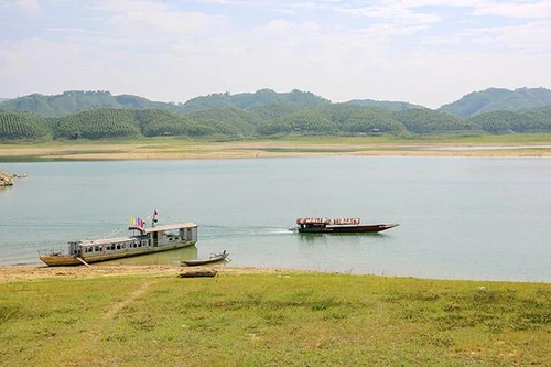 Hạn chế giao thông đường thủy hồ Thác Bà để tổ chức đua thuyền dịp Quốc khánh