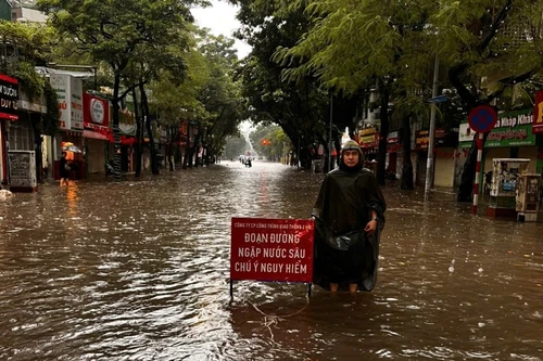 Hà Nội chấn chỉnh nhiều đơn vị chậm trễ ứng phó ngập lụt