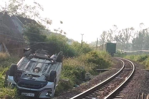 Cố vượt rào chắn, ô tô 7 chỗ bị tàu hỏa đâm bay xa 10m làm 1 cháu bé tử vong