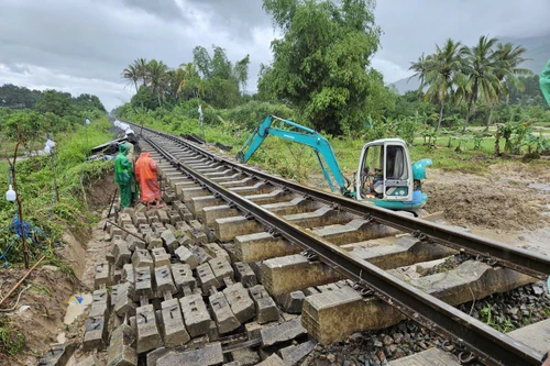 Đường sắt dừng chạy loạt mác tàu Bắc- Nam do hạ tầng chưa phục hồi sau mưa lũ