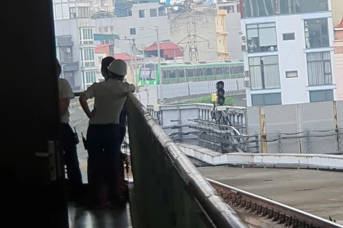 Tàu Cát Linh- Hà Đông lại dừng đột ngột vì lỗi ghi