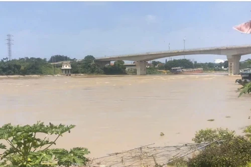 Cầu Việt Trì và cầu Thái Hà bị tàu đâm va, yêu cầu giám sát bảo đảm an toàn