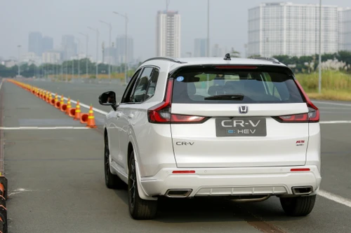 Lần đầu tiên một hãng xe lớn triệu hồi… sách hướng dẫn