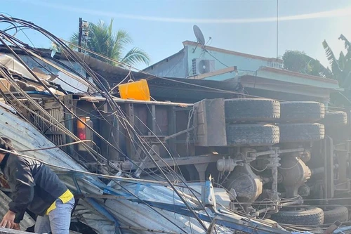 Xe tải chở hàng tuột dốc lao vào quán ăn bên đường, 6 người thương vong