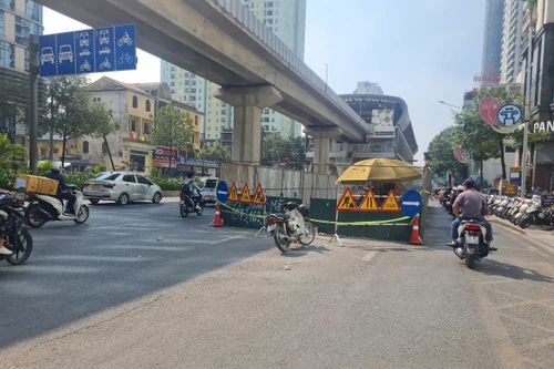 Rào chắn hơn 1km đường Nguyễn Trãi để thi công dự án chống ngập