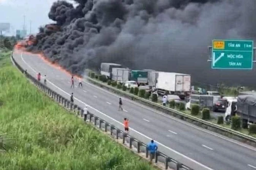 Xe chở dầu nhớt bốc cháy dữ dội trên cao tốc TP.HCM- Trung Lương, may mắn không gây thiệt hại về người