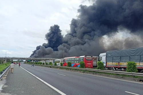 Nguyên nhân khiến xe chở dầu nhớt bốc cháy ngùn ngụt trên cao tốc TP.HCM- Trung Lương