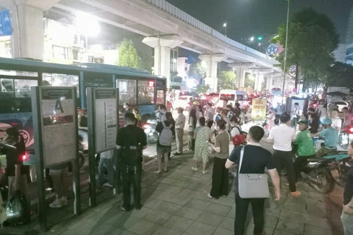 Tàu điện metro Cát Linh- Hà Đông đang chạy bỗng dừng đột ngột