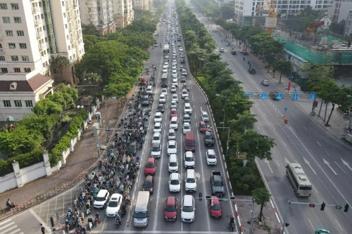 Ngày đầu chính thức phân làn ô tô, xe máy trên đường Võ Chí Công, giao thông thuận tiện