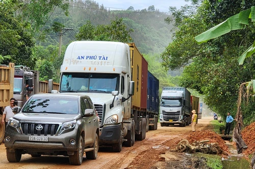 Quốc lộ 2 qua Nậm Buông cơ bản thông xe sau hơn 3 ngày sạt lở