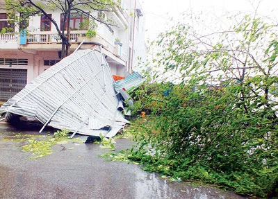 Hậu bão Rammasun: 6 người chết và mất tích, nước lũ đang lên nhanh