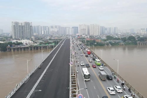 Cầu Vĩnh Tuy 2 đang cấp tập hoàn thiện để kịp thông xe vào dịp 2-9