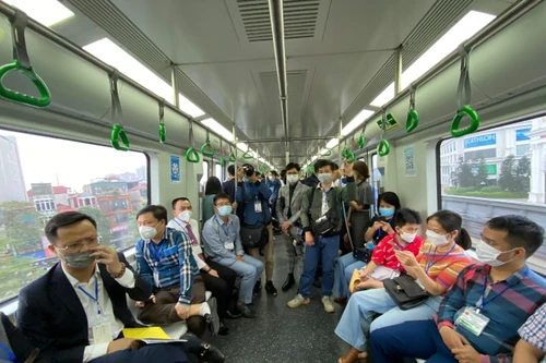 Gần 26.000 lượt khách trải nghiệm tàu Cát Linh- Hà Đông trong ngày đầu lăn bánh