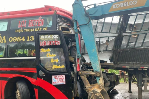 Xe khách va chạm xe đầu kéo làm 2 người chết, lái xe đầu kéo mắc kẹt trong cabin