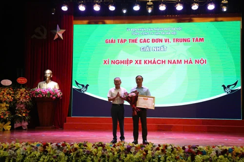 Nhân viên xe buýt Hà Nội sôi nổi thi đua xây dựng văn hóa phục vụ