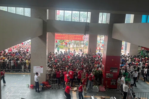 Kết thúc Lễ diễu binh 2-9: Cơ bản giải toả hết khách tại các ga tàu điện, điểm trung chuyển xe buýt lớn