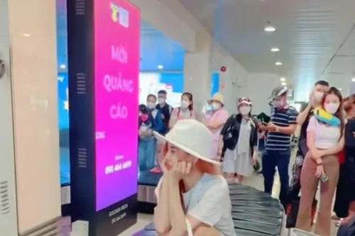 Đã xác minh được nữ hành khách ngồi lên băng chuyền, có thể xem xét cấm bay