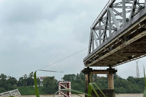 Thêm một thi thể trong vụ sập cầu Phong Châu được tìm thấy, là lái xe đầu kéo