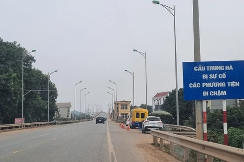 Cấm toàn bộ xe tải nặng, xe khách 29 chỗ lưu thông qua cầu Trung Hà