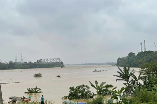 Nước lũ cuồn cuộn, bất ngờ sập cầu Phong Châu trên quốc lộ 32C