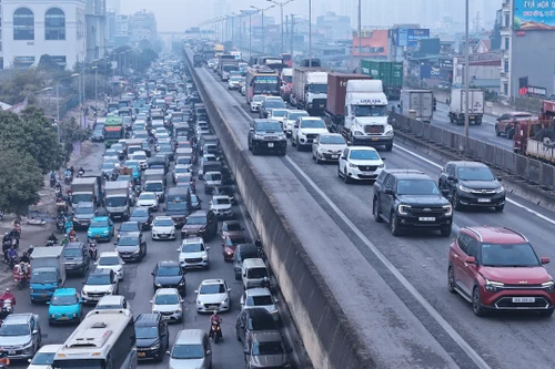 Dòng người ùn ùn rời Thủ đô Hà Nội nghỉ Tết Ất Tỵ