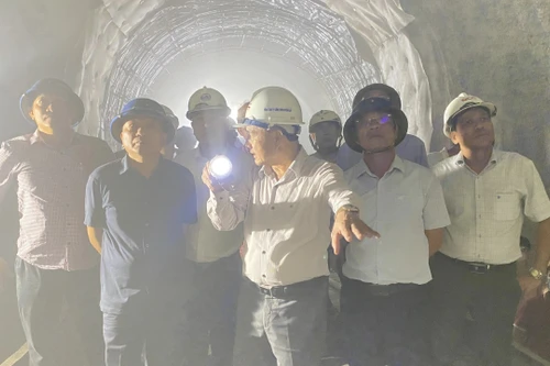 Hàng loạt chuyến tàu bị hủy đến hết tháng 5 do sạt lở hầm Chí Thạnh