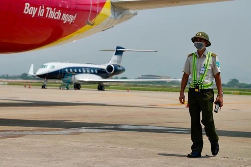 Nhân viên sân bay Nội Bài phơi mình giữa sàn bê tông trong cái nóng 56 độ C 