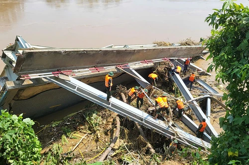 Chi 9 tỷ đồng trục vớt nhịp cầu Phong Châu bị sập và các phương tiện bị nạn